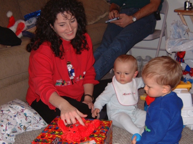 Hildebrand Christmas ScreenSaver/640x480_2000-12-21-11 Susie helps open pckage.jpg